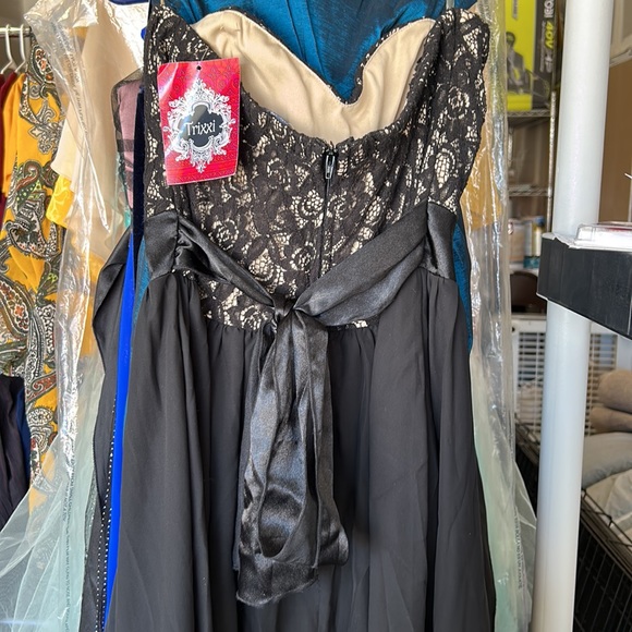 Black lace dress. Strapless - Picture 3 of 4